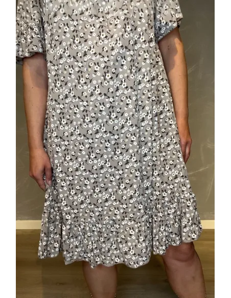 "Nærbillede af blomsterprint og flæse detaljer på kjole" TIPPY