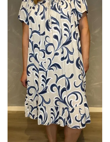 Nærbillede af blåt print på kjole – TIPPY