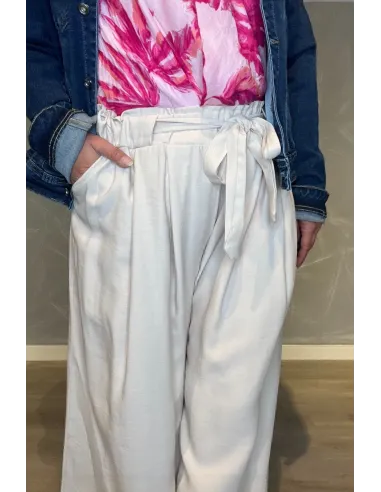 Detalje af bindebånd på beige culottes buks – TIPPY