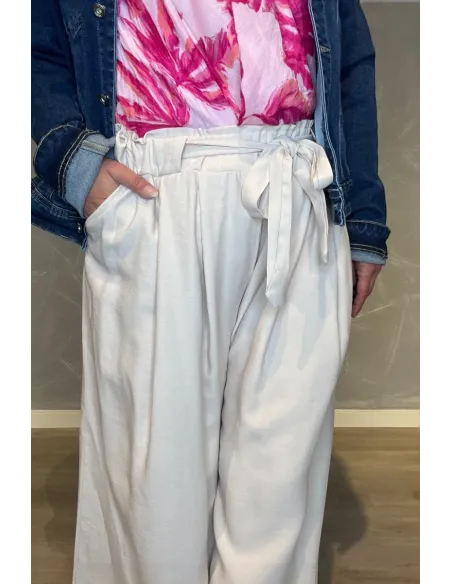 Detalje af bindebånd på beige culottes buks – TIPPY