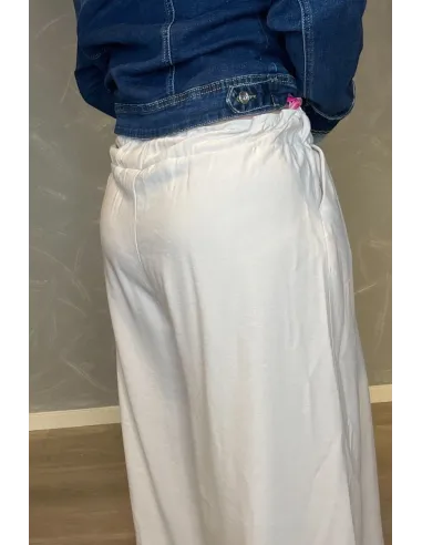 Nærbillede af materiale på beige culottes buks – TIPPY