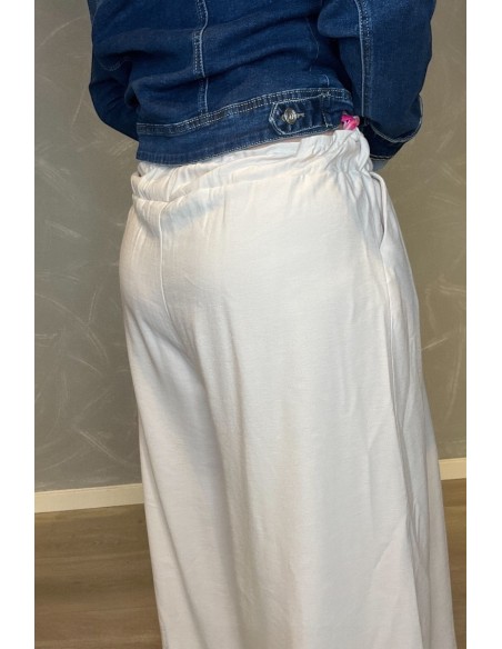 Nærbillede af materiale på beige culottes buks – TIPPY