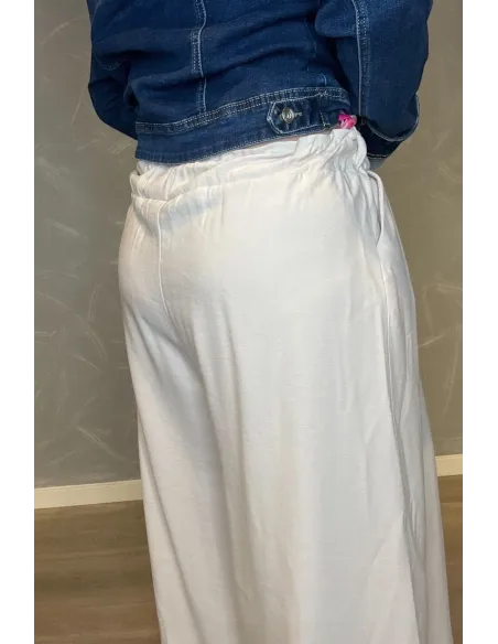 Nærbillede af materiale på beige culottes buks – TIPPY