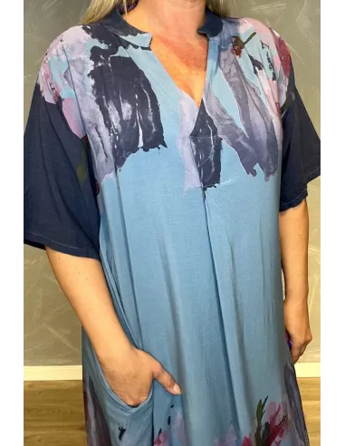 Blomsterprint detalje på blå kjole – TIPPY