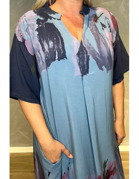 Blomsterprint detalje på blå kjole – TIPPY