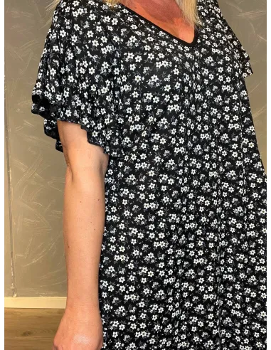 Nærbillede af blomsterprint på midi kjole – TIPPY