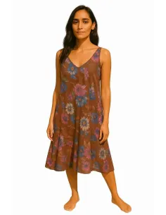 brun bomulds kjole på model, produkt billede