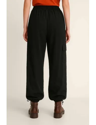 "Bagside af sorte cargo bukser med snøre ved ankler til kvinder - TIPPY"