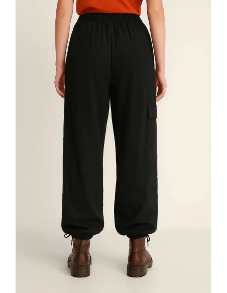 "Bagside af sorte cargo bukser med snøre ved ankler til kvinder - TIPPY"