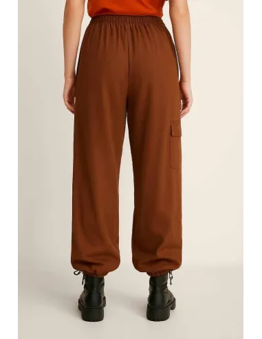 "Bagside af brun cargo bukser med snøre ved ankler til kvinder - TIPPY"