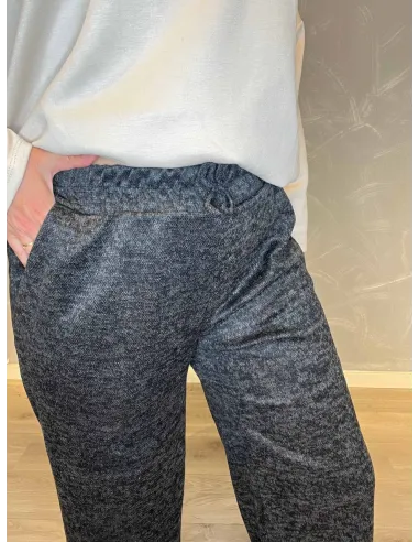 "Nærbillede af meleret kvalitet på sorte casual løse bukser til kvinder - TIPPY"