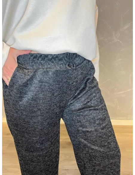 "Nærbillede af meleret kvalitet på sorte casual løse bukser til kvinder - TIPPY"