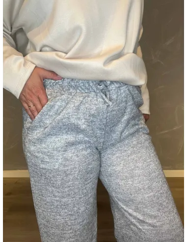 "Nærbillede af meleret kvalitet på lys grå casual løse bukser til kvinder - TIPPY"