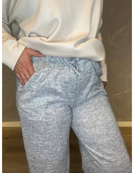 "Nærbillede af meleret kvalitet på lys grå casual løse bukser til kvinder - TIPPY"