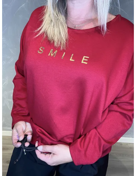 "Nærbillede af SMILE bling print på rød sweatshirt til kvinder - TIPPY"