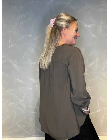 "Bagside af mørk brun skjorte bluse med flæser til kvinder - TIPPY"