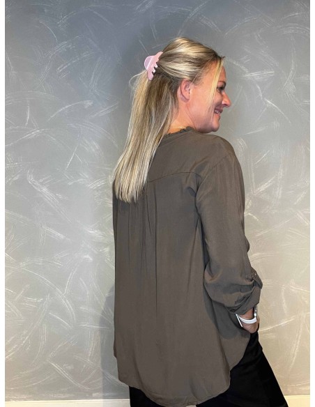 "Bagside af mørk brun skjorte bluse med flæser til kvinder - TIPPY"