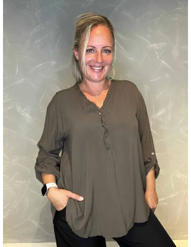 "Mørk brun skjorte bluse med flæser og træ knapper til kvinder - TIPPY Collection"