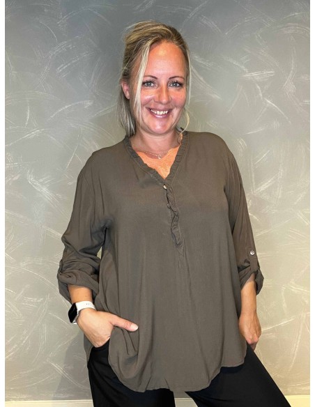 "Mørk brun skjorte bluse med flæser og træ knapper til kvinder - TIPPY Collection"