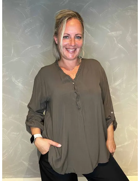 "Mørk brun skjorte bluse med flæser og træ knapper til kvinder - TIPPY Collection"