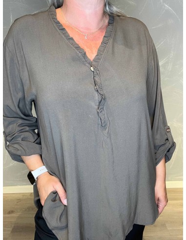 "Nærbillede af flæse detaljer og træ knapper på mørk brun skjorte bluse til kvinder - TIPPY"