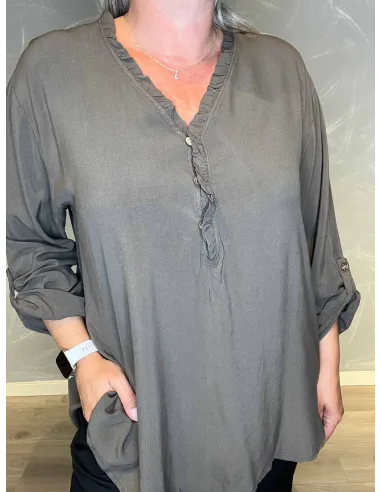 "Nærbillede af flæse detaljer og træ knapper på mørk brun skjorte bluse til kvinder - TIPPY"