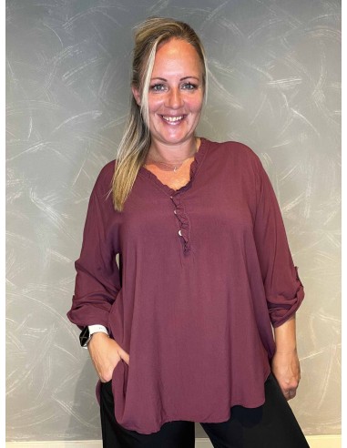 "Bordeaux skjorte bluse med flæser og træ knapper til kvinder - TIPPY Collection"