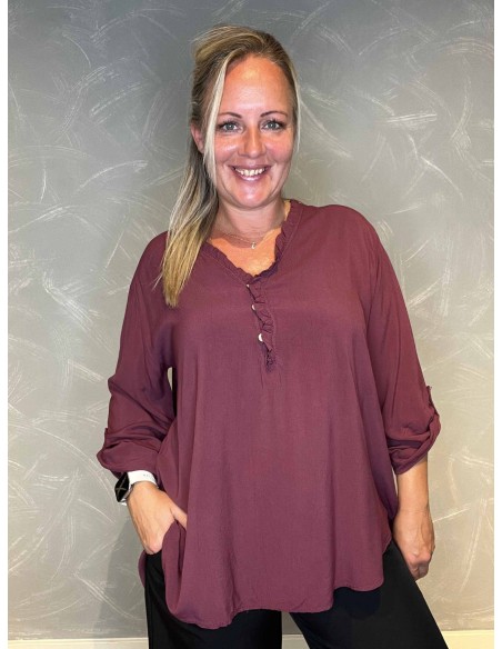"Bordeaux skjorte bluse med flæser og træ knapper til kvinder - TIPPY Collection"