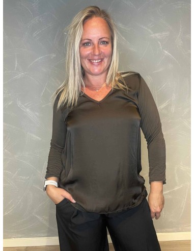 "Mørk brun viskose bluse med shiny front og løs pasform til kvinder - TIPPY Collection"
