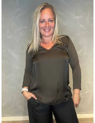 "Mørk brun viskose bluse med shiny front og løs pasform til kvinder - TIPPY Collection"