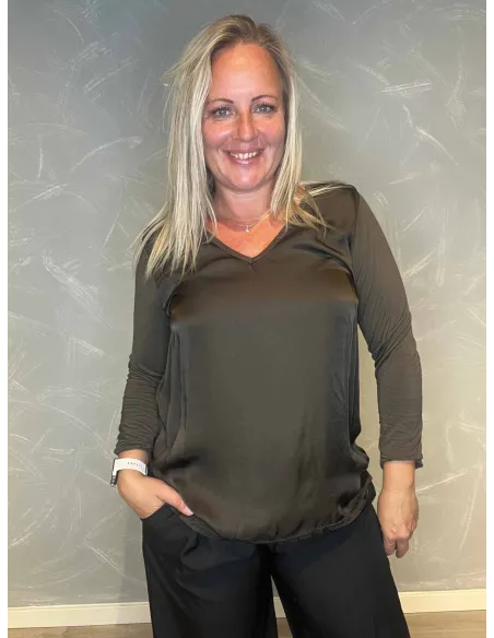 "Mørk brun viskose bluse med shiny front og løs pasform til kvinder - TIPPY Collection"