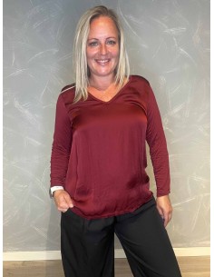 "Bordeaux viskose bluse med shiny front og løs pasform til kvinder - TIPPY Collection"