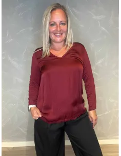 "Bordeaux viskose bluse med shiny front og løs pasform til kvinder - TIPPY Collection"