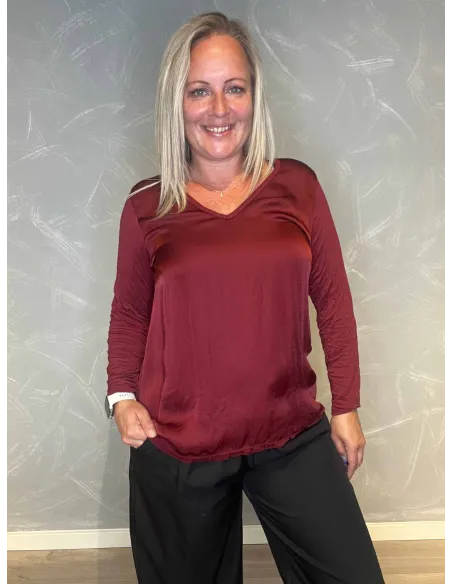 "Bordeaux viskose bluse med shiny front og løs pasform til kvinder - TIPPY Collection"