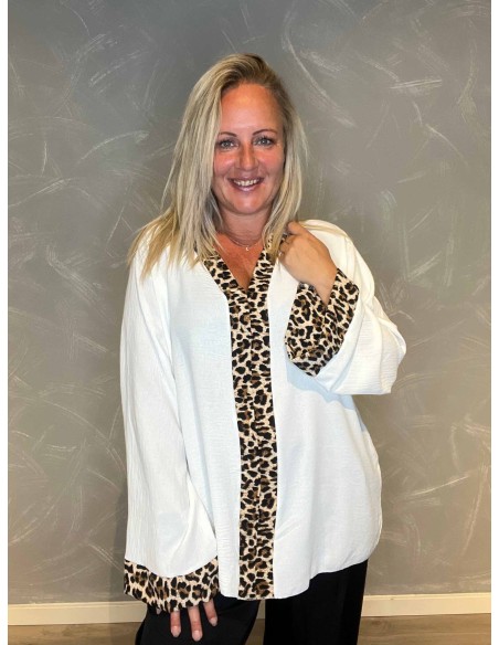 "Hvid leo bluse med leo print detaljer til kvinder - TIPPY Collection"