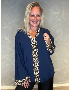 "Navy leo bluse med leo print detaljer til kvinder - TIPPY Collection"