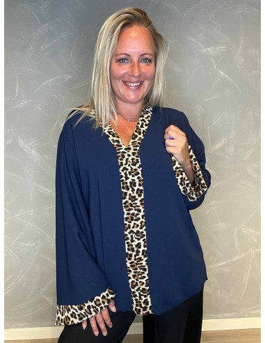 "Navy leo bluse med leo print detaljer til kvinder - TIPPY Collection"