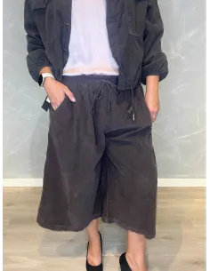 "Nærbillede af fløjl-kvalitet på brun culottes til kvinder - TIPPY"