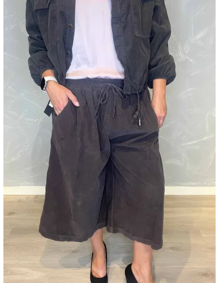 "Nærbillede af fløjl-kvalitet på brun culottes til kvinder - TIPPY"