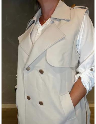 "Nærbillede af dobbelt knapper på beige lang klassisk vest til kvinder - TIPPY"