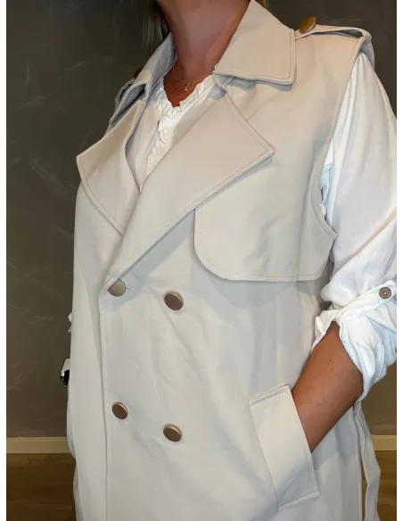 "Nærbillede af dobbelt knapper på beige lang klassisk vest til kvinder - TIPPY"