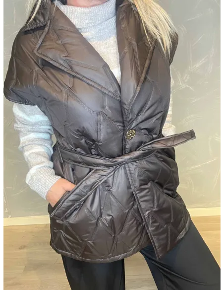 "Nærbillede af vatteret design på mørk brun vest til kvinder - TIPPY"