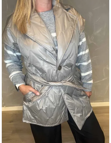 "Nærbillede af vatteret design på grå/sølv vest til kvinder - TIPPY"