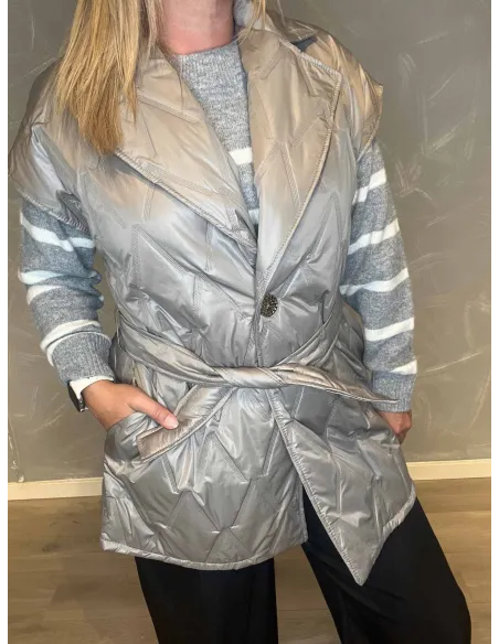 "Nærbillede af vatteret design på grå/sølv vest til kvinder - TIPPY"