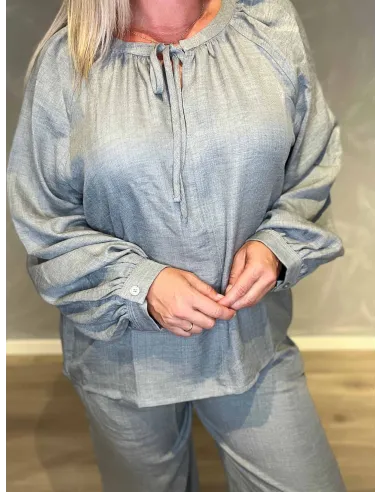 "Nærbillede af bindebånd og manchet på lys grå bluse til kvinder - TIPPY"