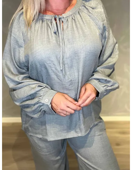 "Nærbillede af bindebånd og manchet på lys grå bluse til kvinder - TIPPY"