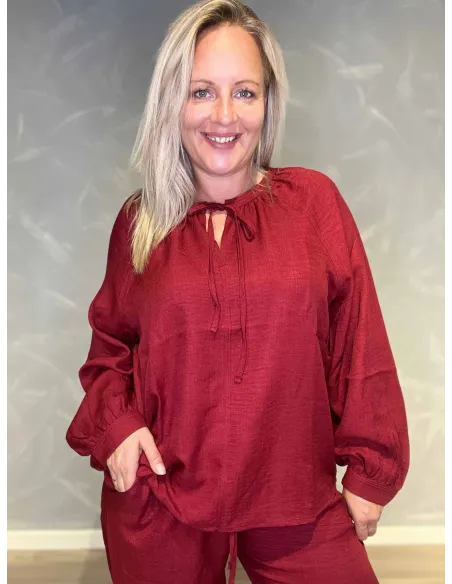 "Bordeaux bluse med bindebånd og ballonærmer til kvinder - Catwalk by TIPPY"