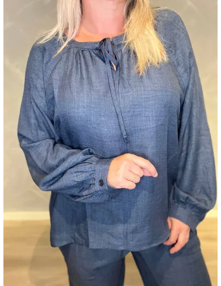 "Nærbillede af bindebånd og manchet på navy bluse til kvinder - TIPPY"