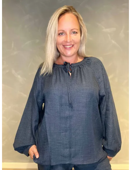"Navy bluse med bindebånd og ballonærmer til kvinder - Catwalk by TIPPY"