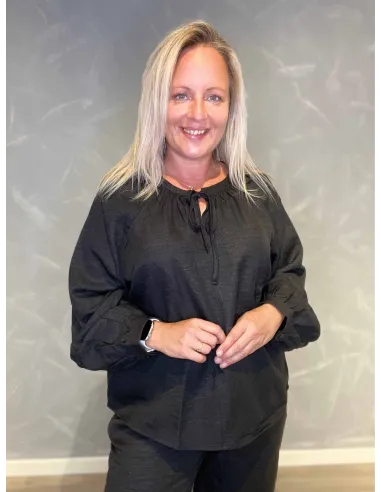 "Sort bluse med bindebånd og ballonærmer til kvinder - Catwalk by TIPPY"